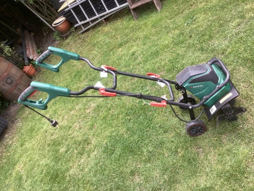 Cultivator / bodemfrees