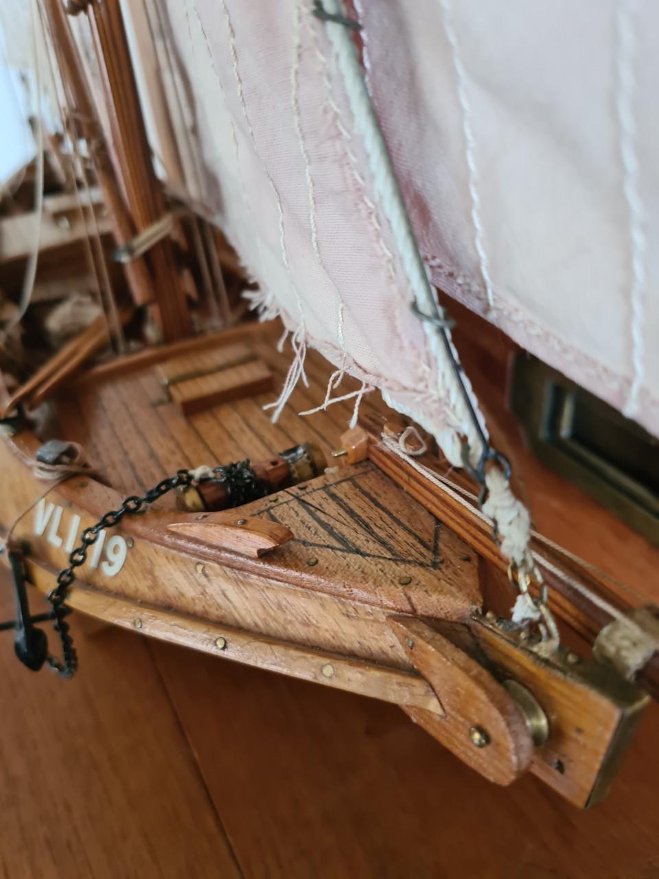 Dit is een houten model van een Nederlandse botter