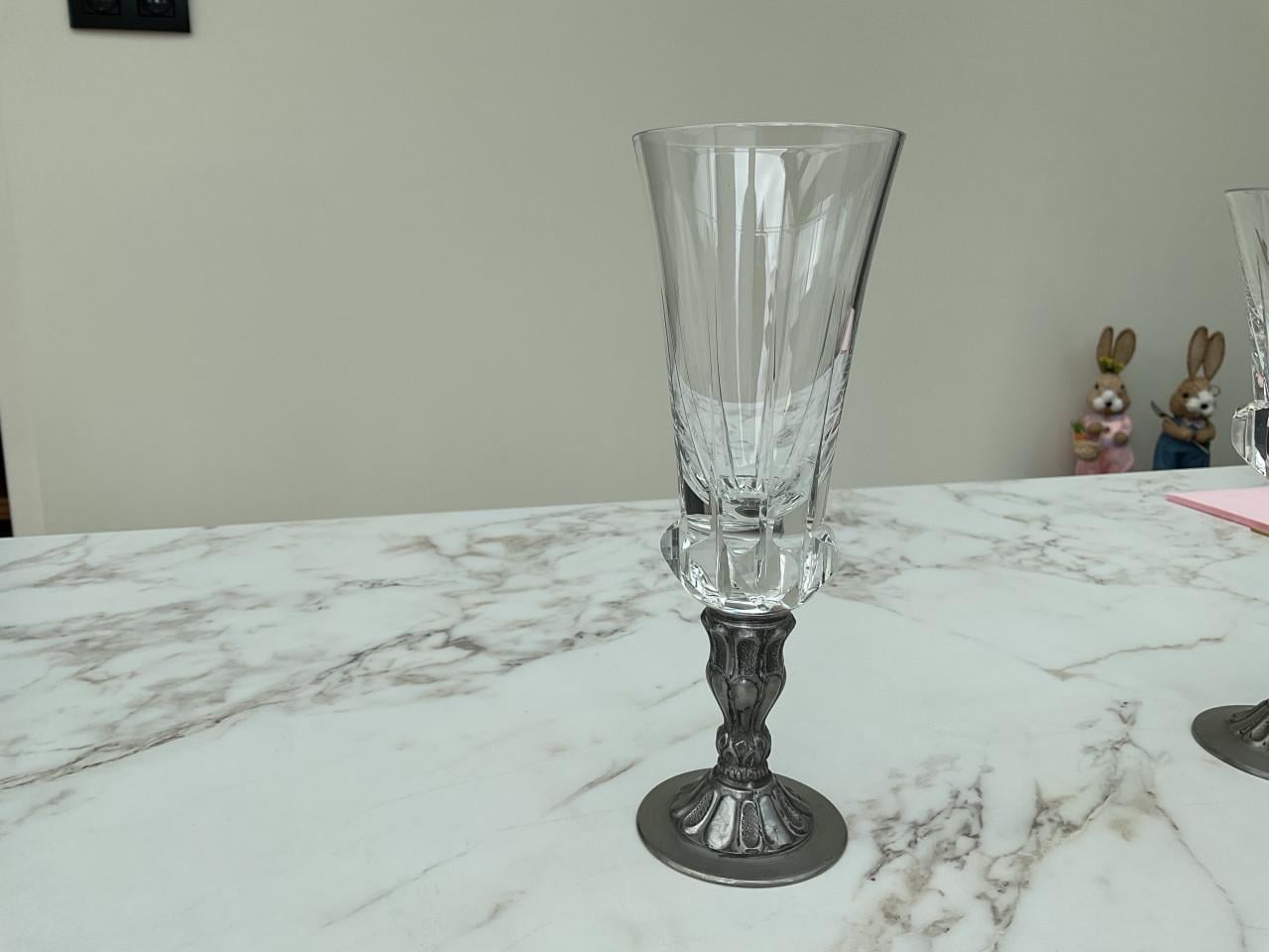 Oude glazen met tinnen voet