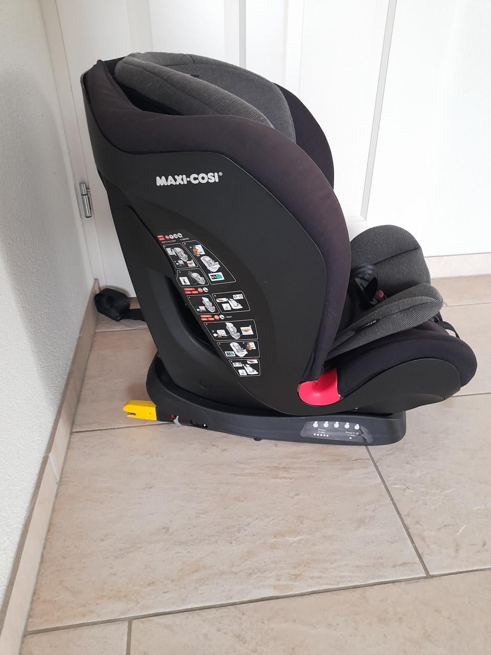 De Maxi-Cosi Titan  9 /36 kg met isofix (in goede nette staat )