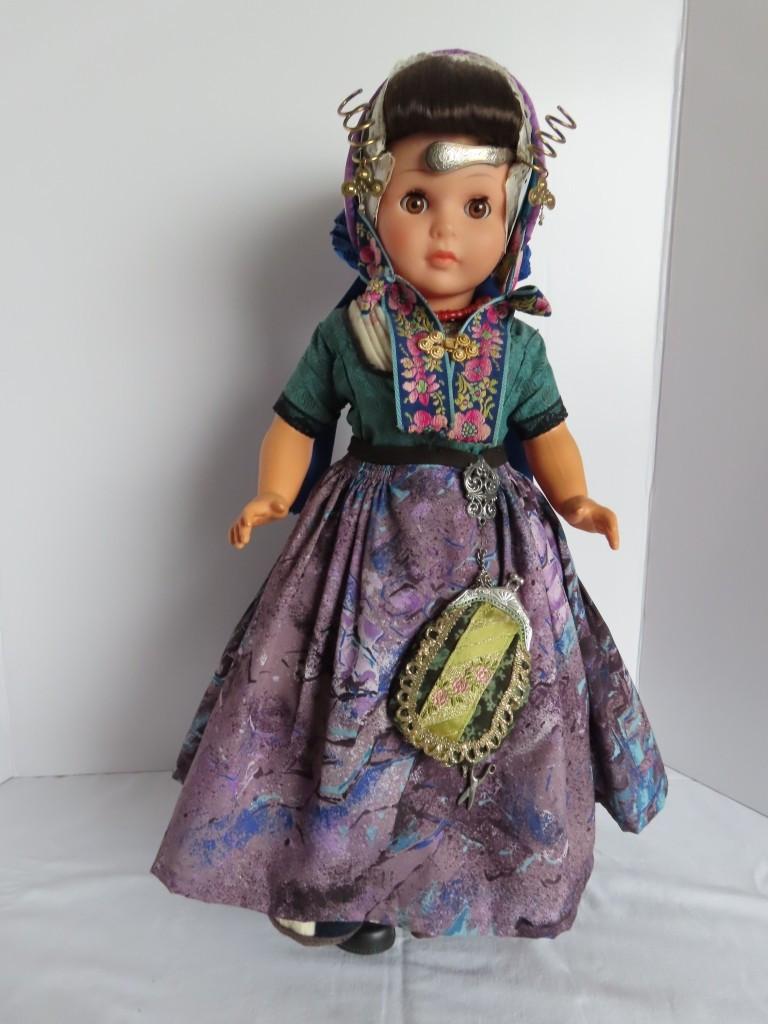 Wij verzorgen Klederdracht poppen Antiek of modern.