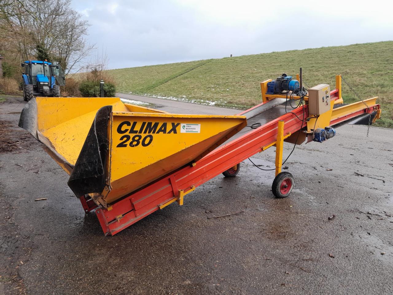 Diverse landbouwmachines en materialen