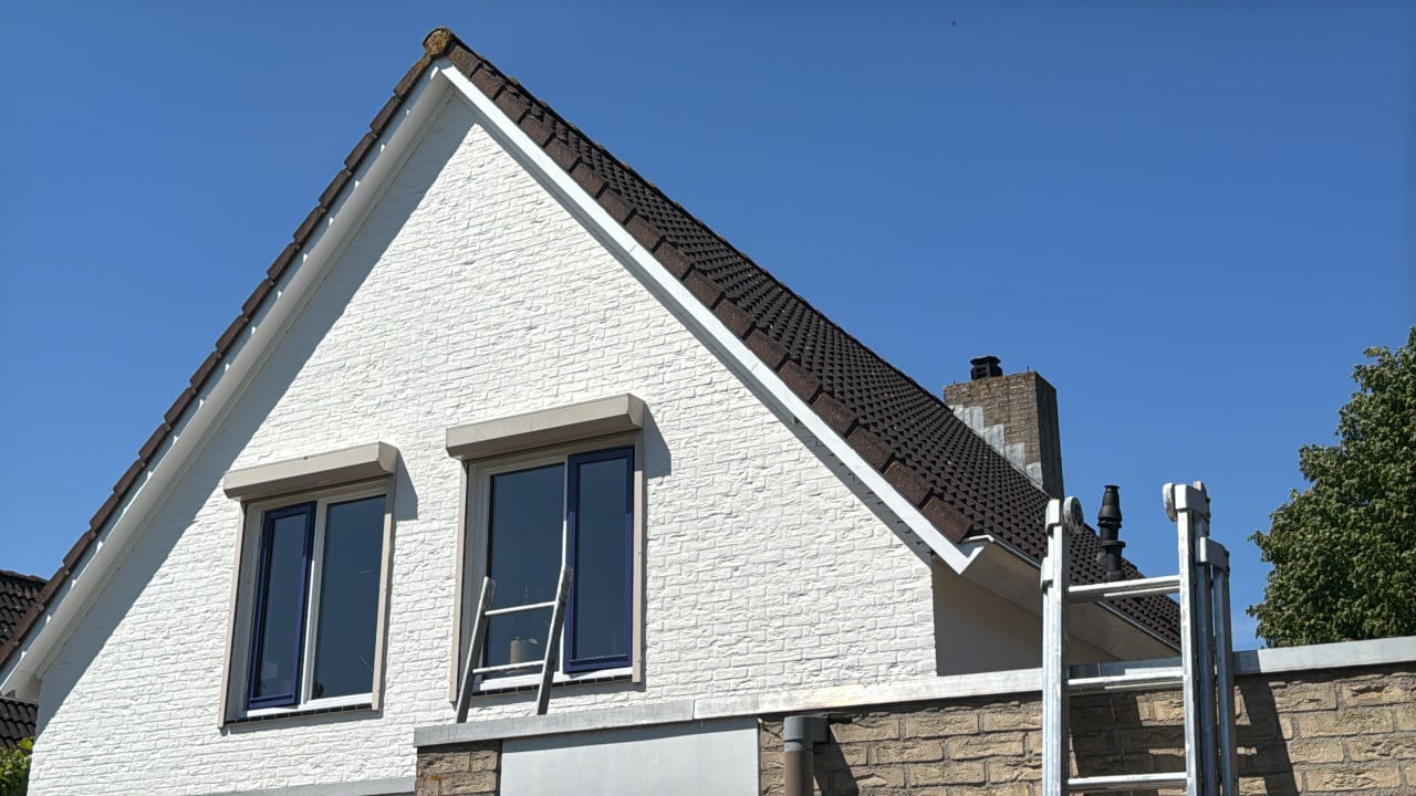 Rode betonnen dakpannen (100m2 inclusief hoeken en nokpannen)