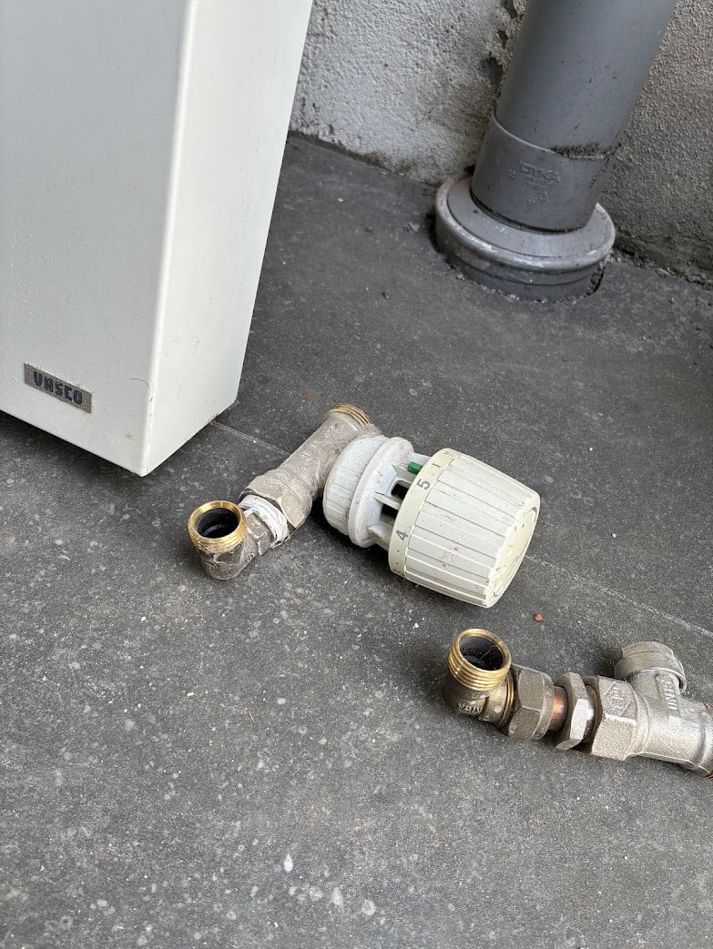 Mooie hang radiator met onderdelen te koop
