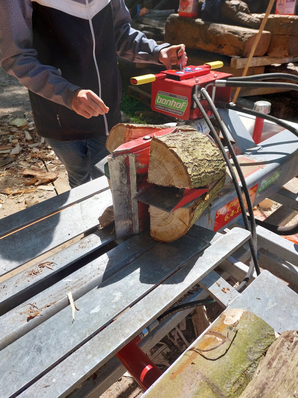 Dubbelwerkende houtklover/kliefmachine 20 ton te huur