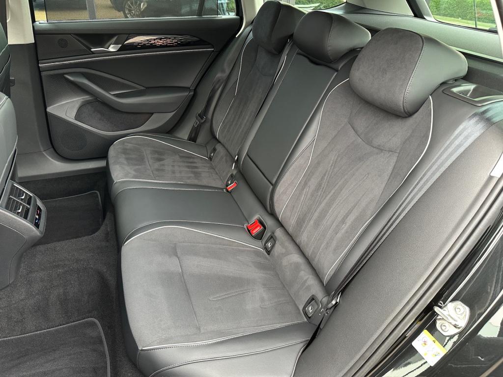 Volkswagen Passat variant 1.5 etsi 150pk elegance | alcantara | head up | c