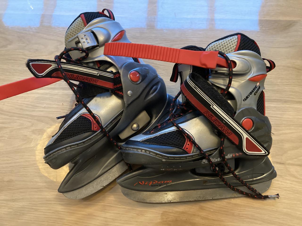 Te koop: Nijdam schaatsen 30/33 (jongen)