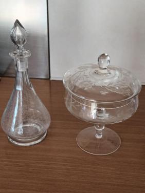 Antieke glazen koekschaal of bonnonniere met deksel en glazen karaf