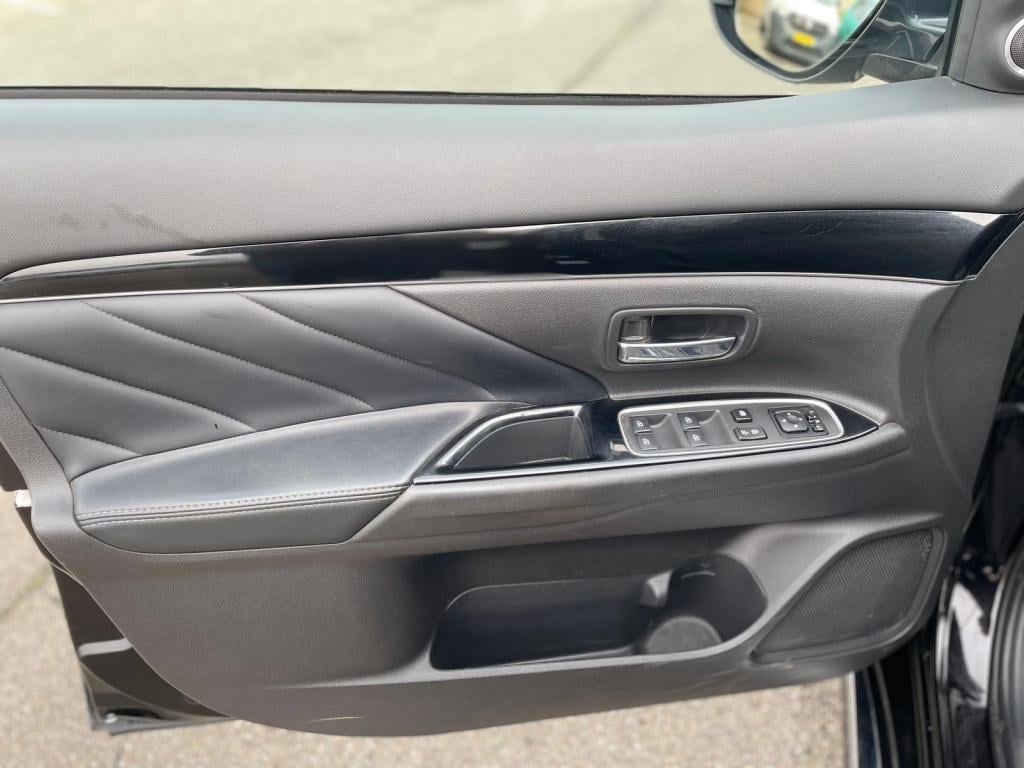 Mitsubishi Outlander 2.4 phev intense+