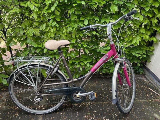 Damesfiets Batavus, station of op stap of studenten fiets