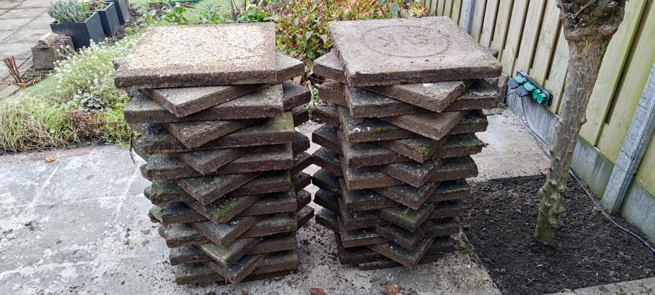 GERESERVEERD - Gratis - 34 grindtegels 50 x 50 x 5