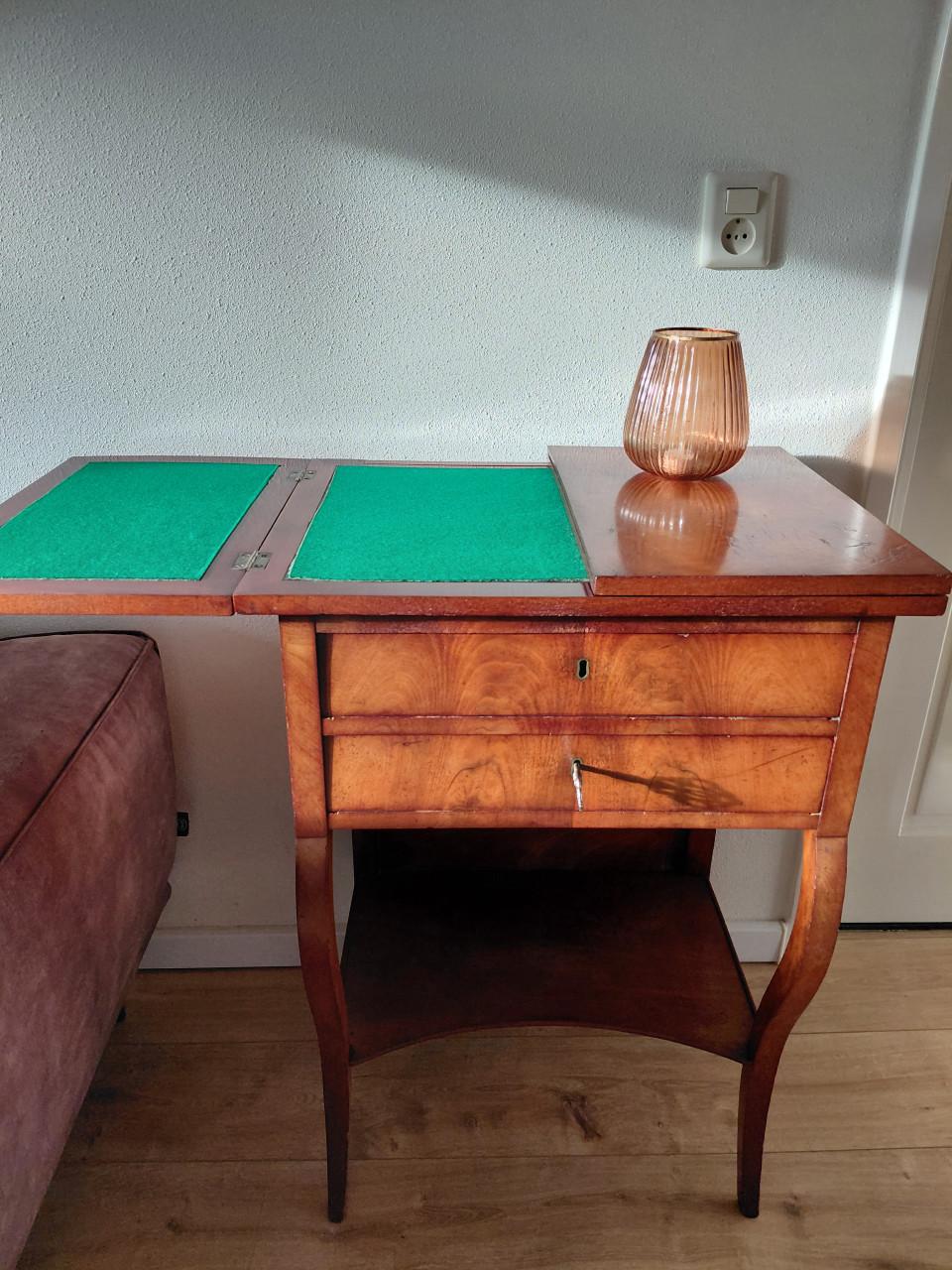 Brocant kastje met speelblad