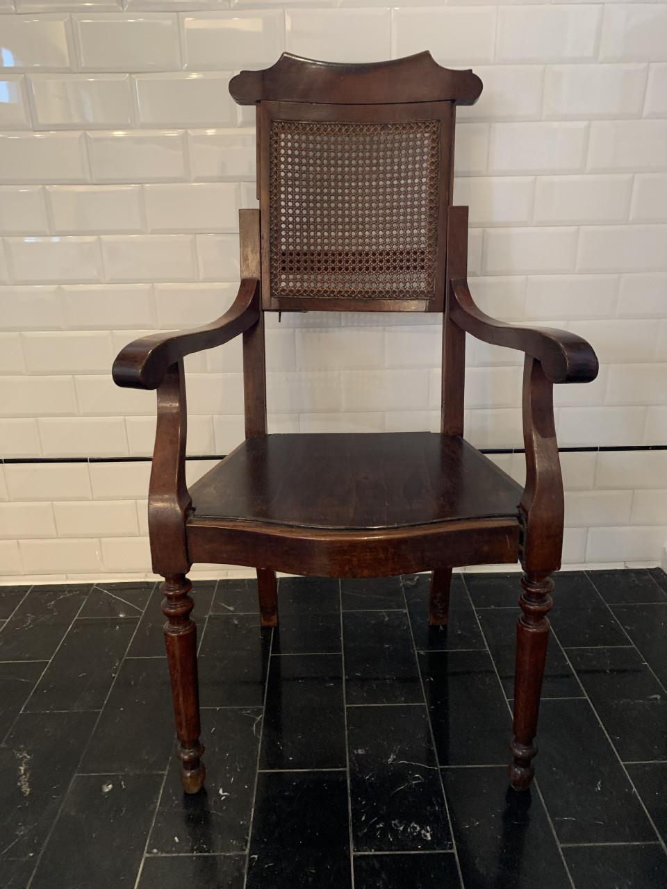 Antieke (eind 1800) houten kappersstoel