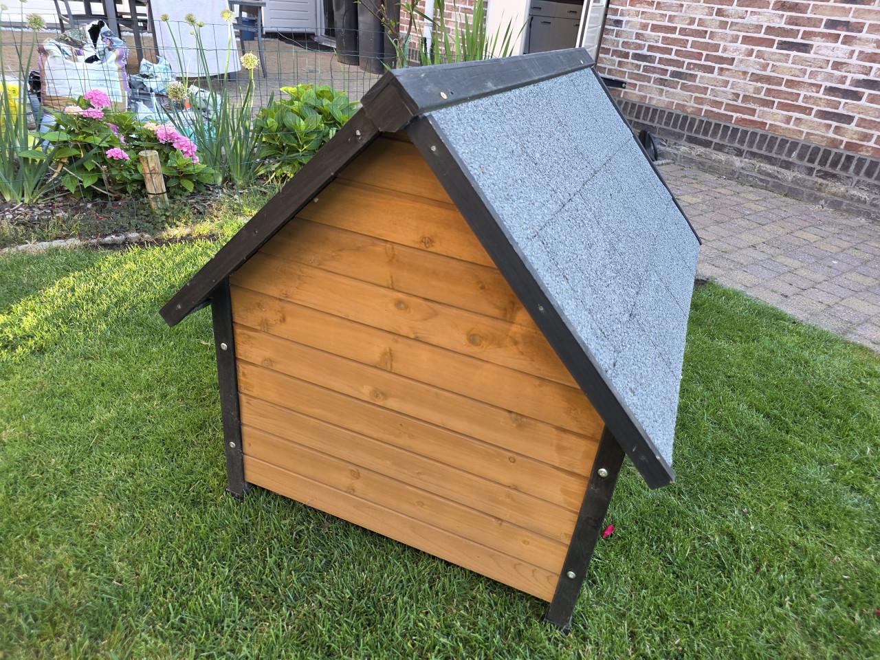 Houten hondenhok 1,5 jaar oud. Ongebruikt. Merk Zolia