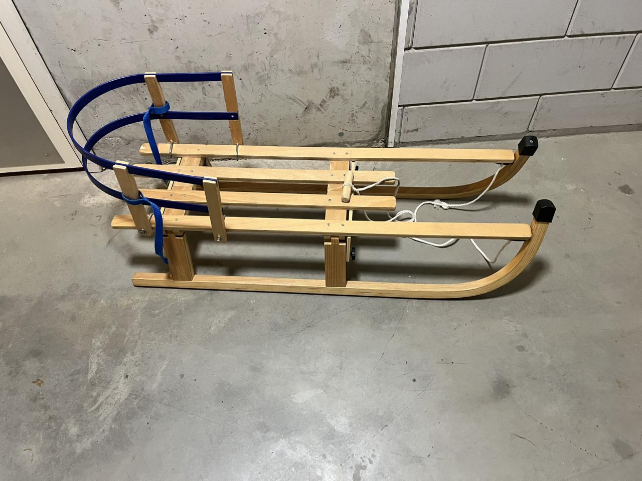 Slee, hout opklapbaar, rugleuning en trekkoord 110 cm.