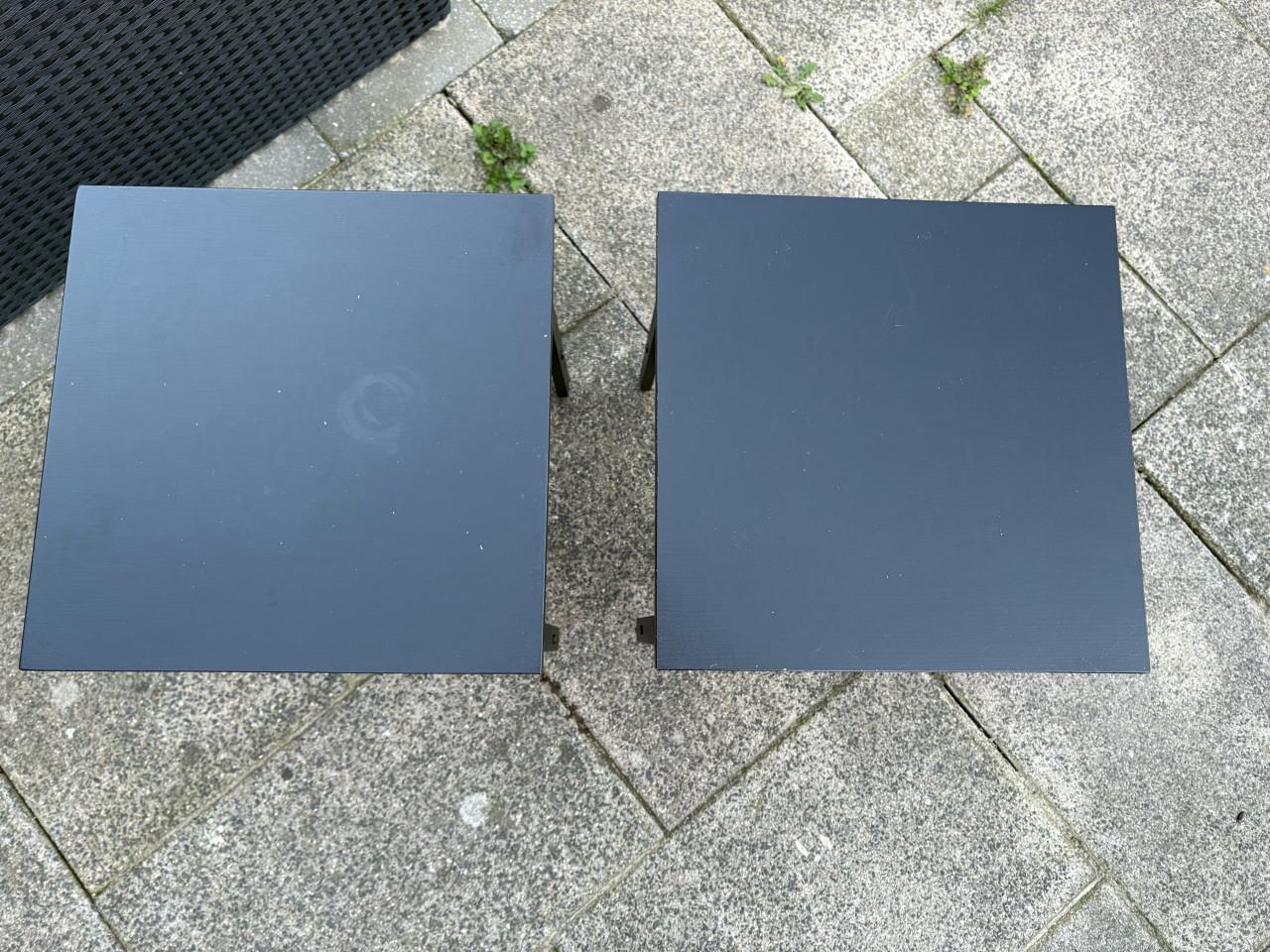 Twee zwarte nachtkastjes