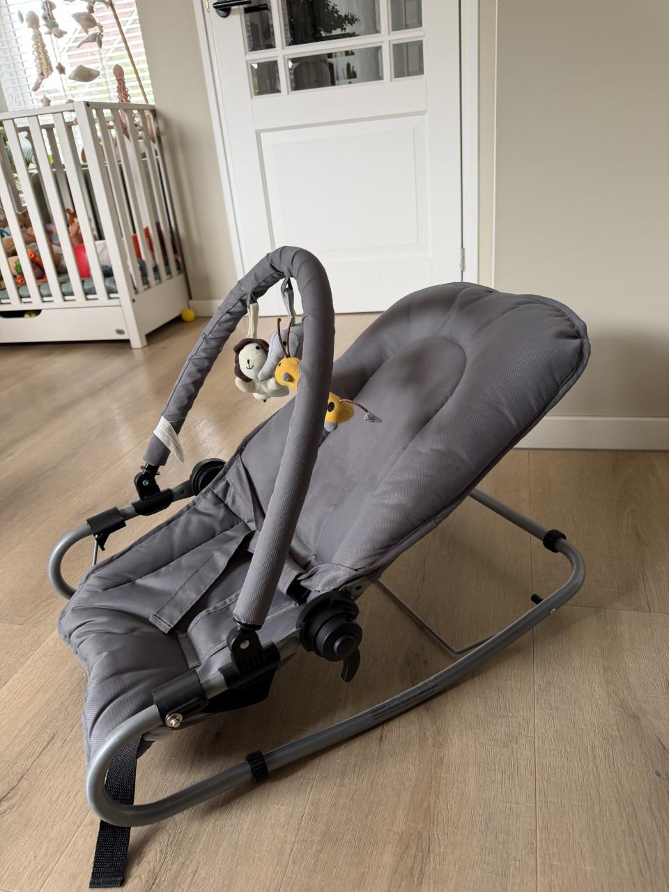Grijze wipstoel met speelboog Prenatal