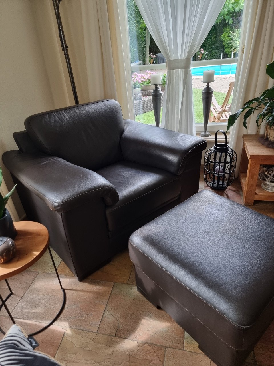 Leren fauteuil met poef