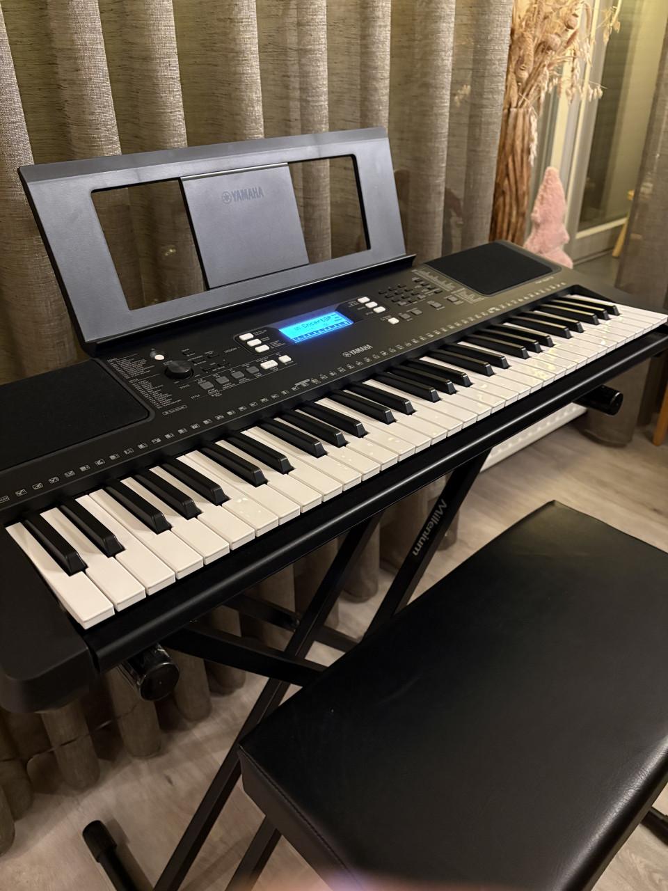 Yamaha PSR-E373 Keyboard