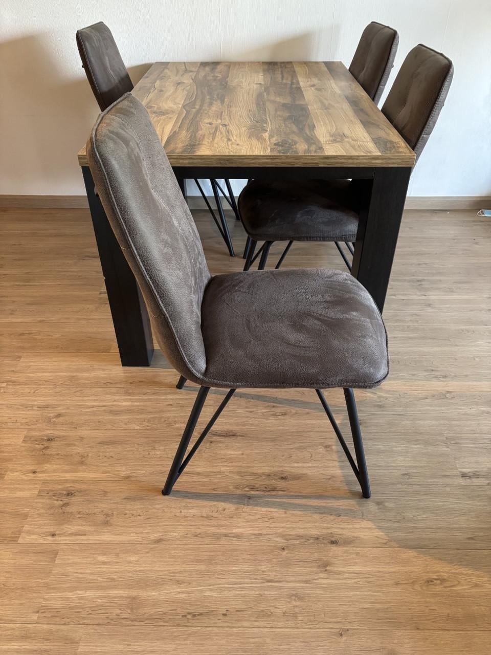 Mooie eettafel met vier stoelen, zo goed als nieuw!!