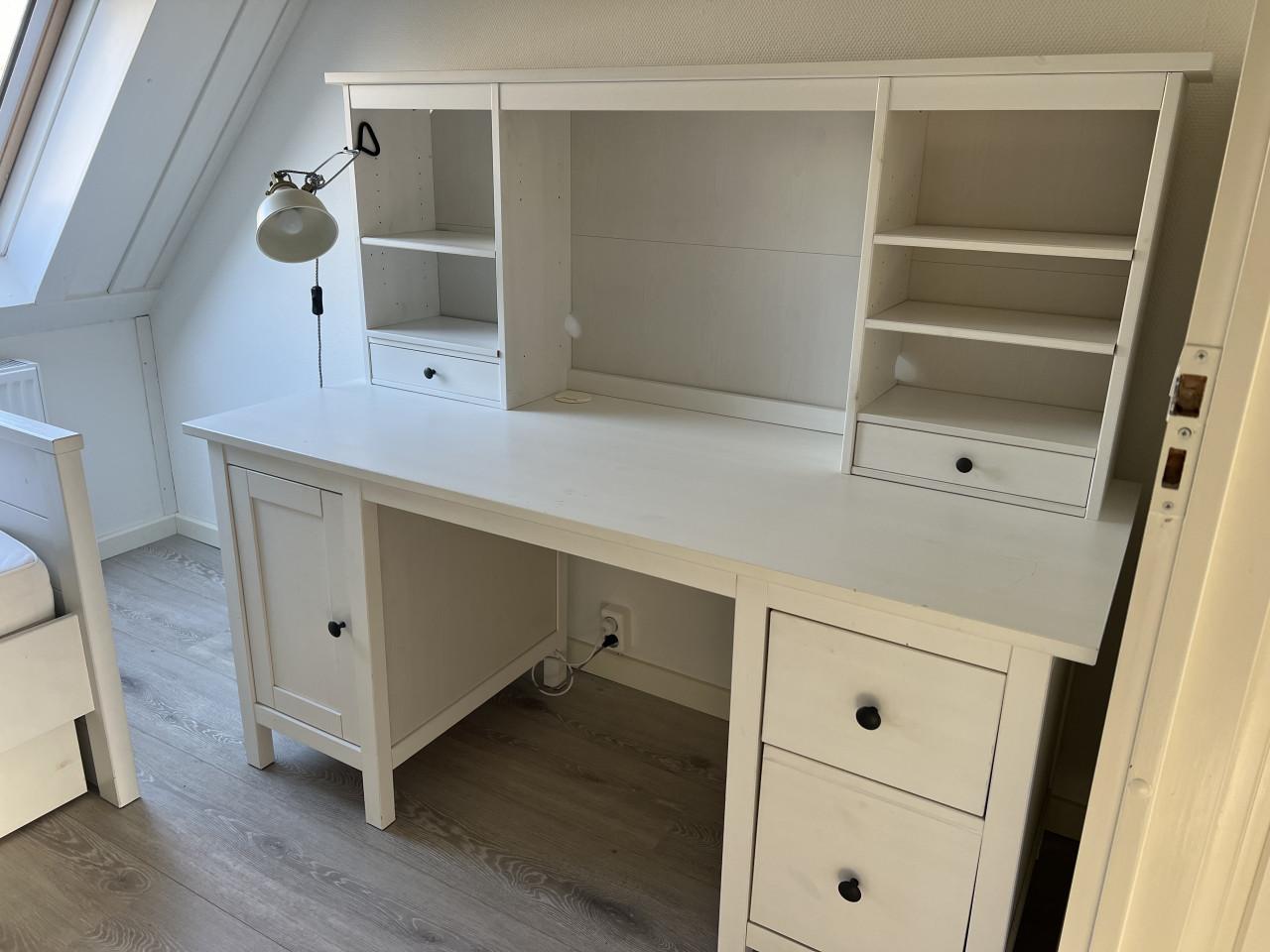 Kinderbureau wit gelakt