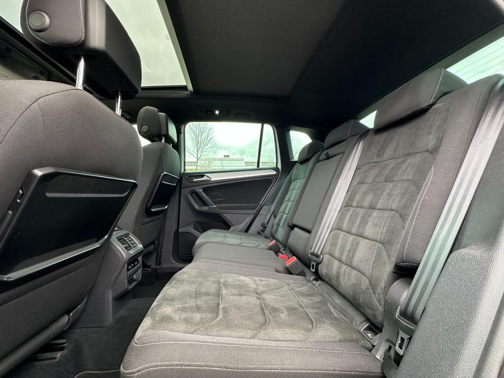 Volkswagen Tiguan 1.4 tsi act connected series r-line panoramadak trekhaak 