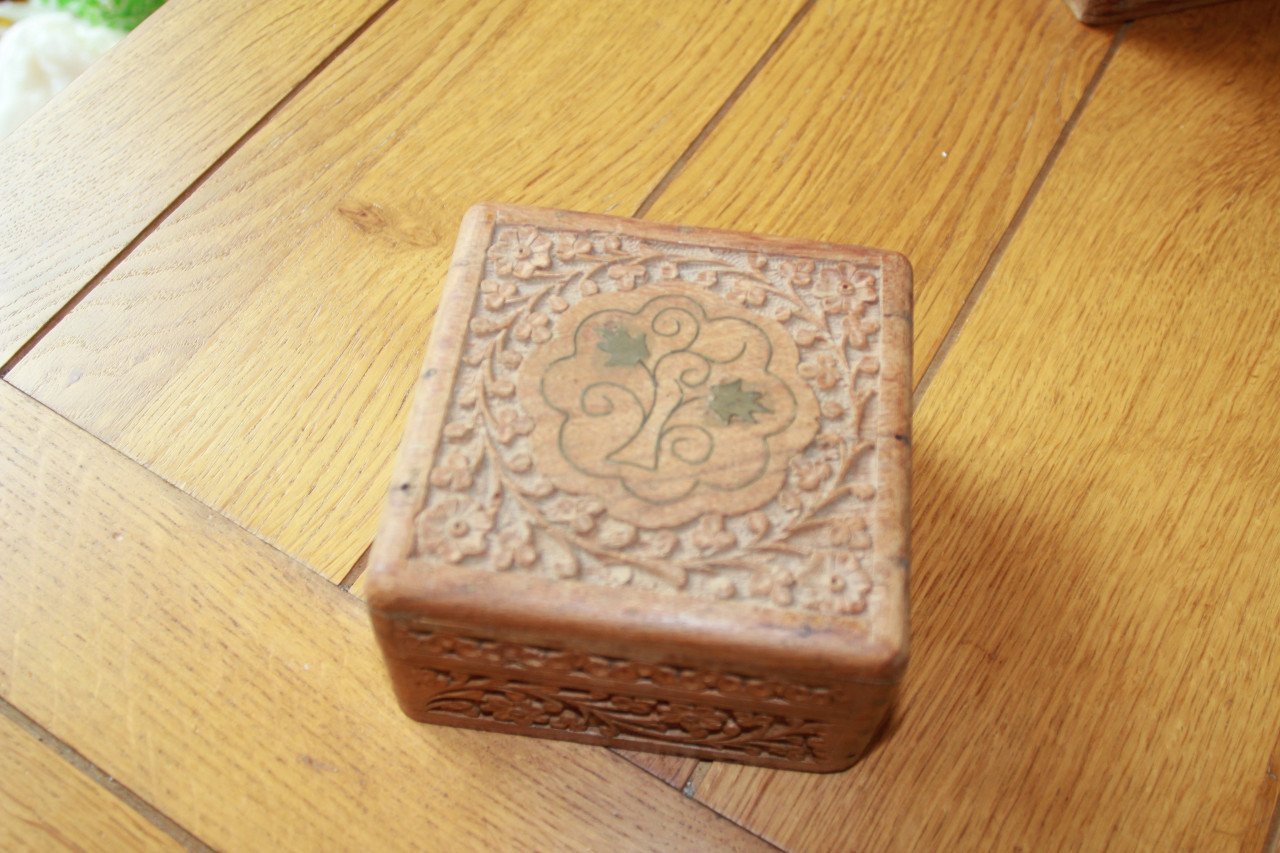 Houten doosjes van houtsnijwerk