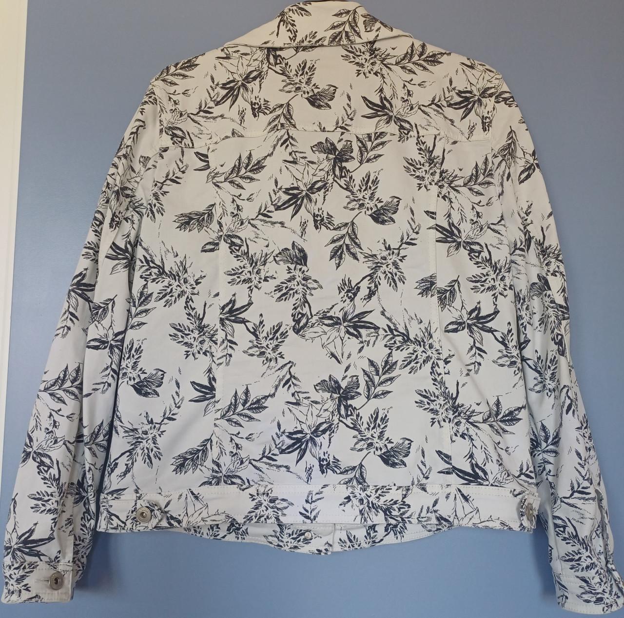Denim jasje met blauwe bloemenprint maat 42