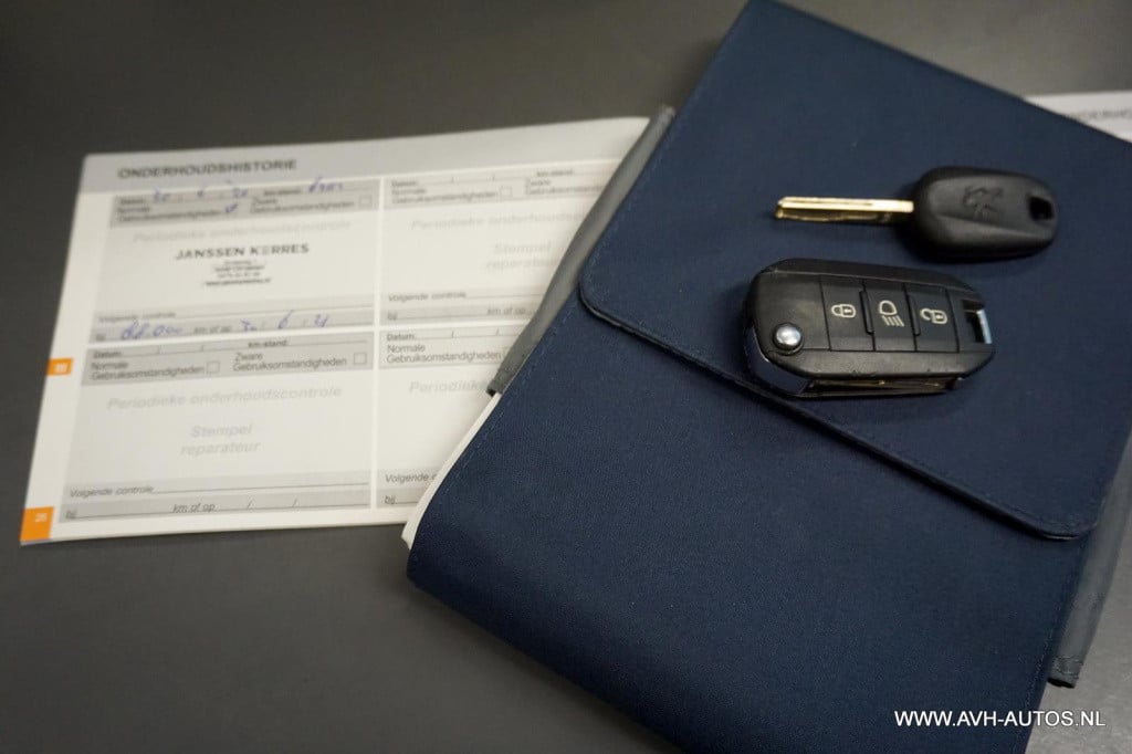 Peugeot 208 1.2 puretech blue lion