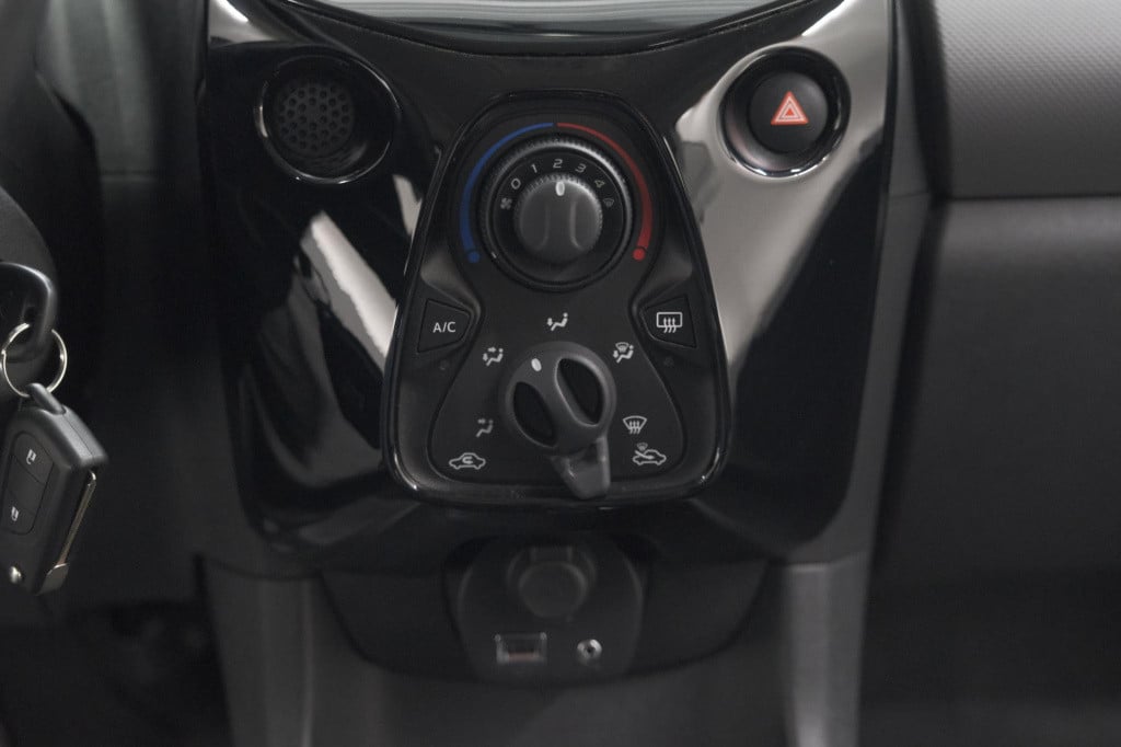 Peugeot 108 1.0 e-vti allure top! | elektrisch vouwdak | apple carplay | da