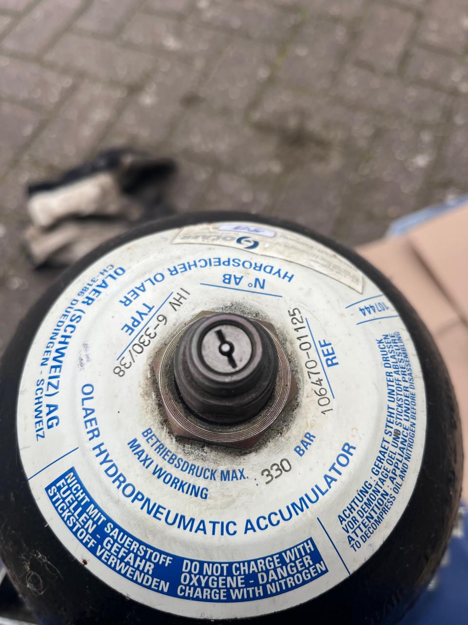 2 stuks hydrauliek accumulatoren