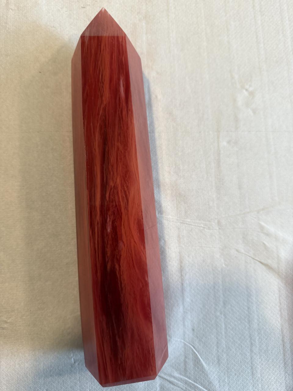 Mineralen. Obelisk van aardbeienkwarts