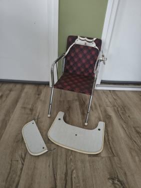 Prachtige geblokte vintage kinderstoel met afneembaar blad.