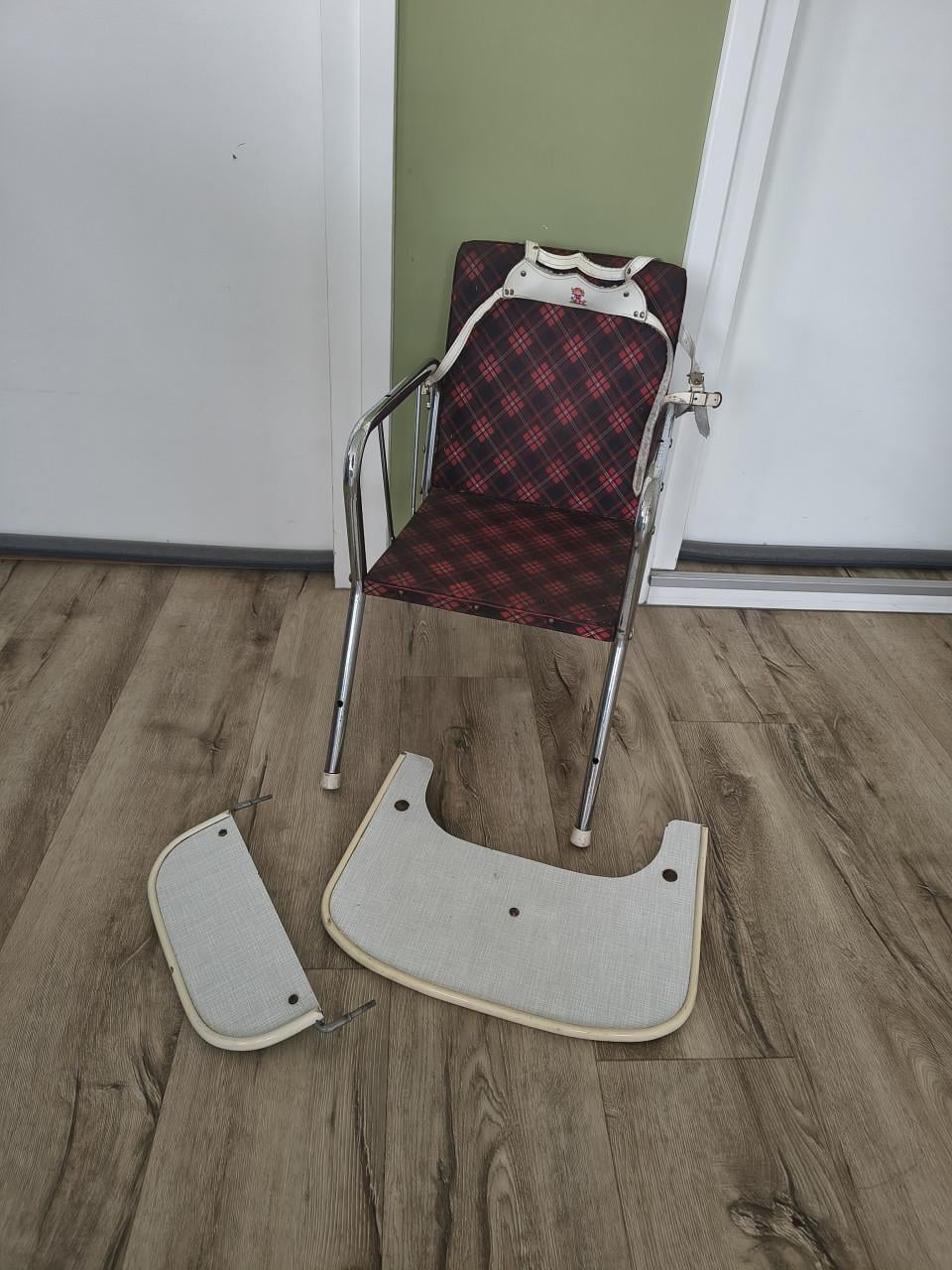 Prachtige geblokte vintage kinderstoel met afneembaar blad.
