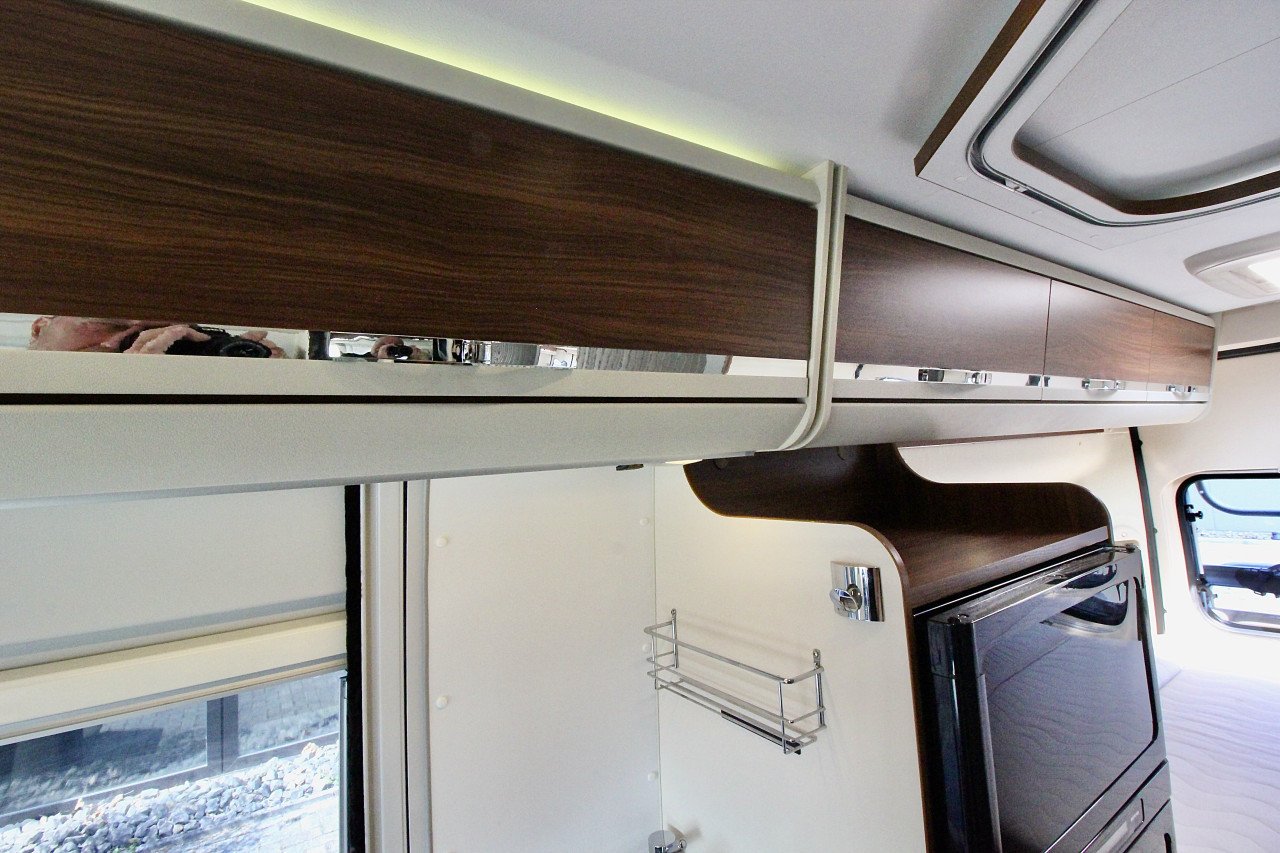 Adria Twin 600SPT (Vast bed,Eerste eigenaar, 19.000KM , Als nieuw!!!)