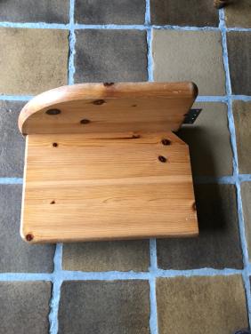 Houten bedplankje / nachtkastje voor aan het bed
