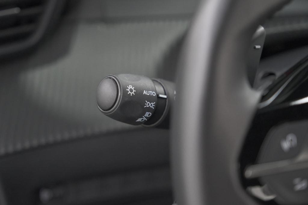 Peugeot 2008 1.2 hybrid 136 style | apple carplay | parkeersensoren | clima
