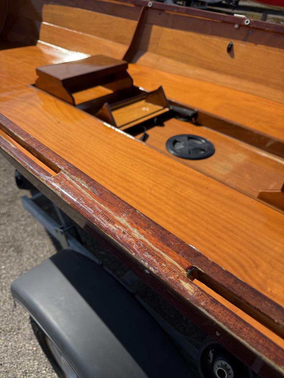 Tweepersoons houten roeiboot