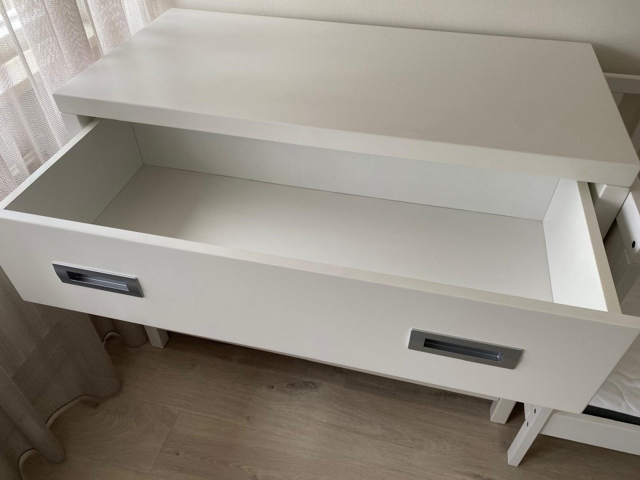 Als nieuw: commode, ledikantje en wandplank