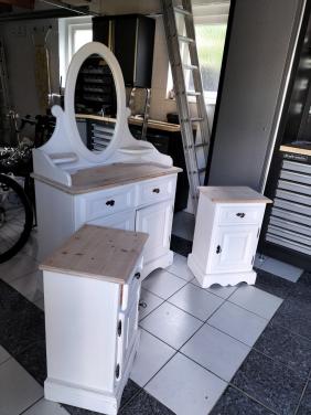 Commode en 2x nachtkastje en ledikant