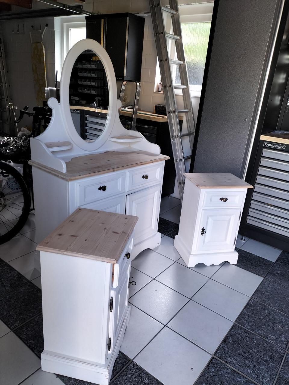Commode en 2x nachtkastje en ledikant