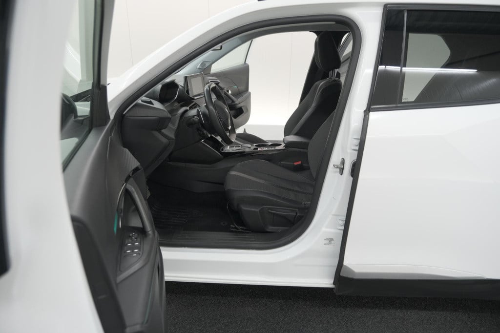 Peugeot 2008 puretech 130 eat8 allure | parkeersensoren | navigatie | apple