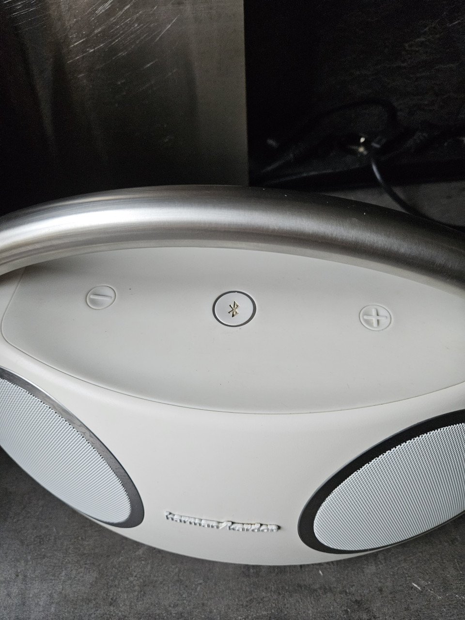 Zgan prachtige witte harman kardon go en play bluetooth speaker...