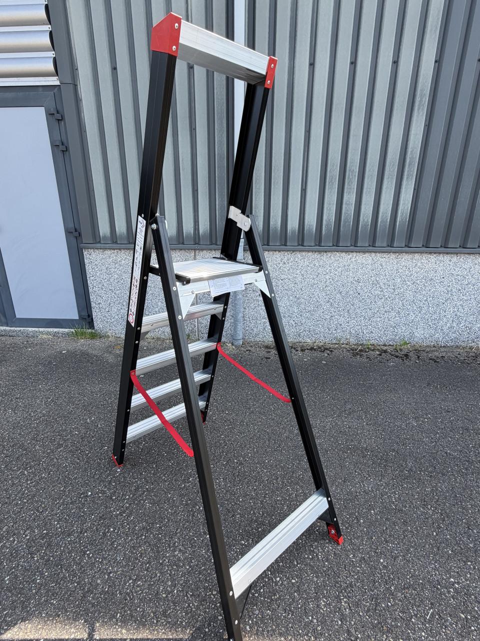 Trap 4 treden en bordes enkel oploopbaar NIEUW