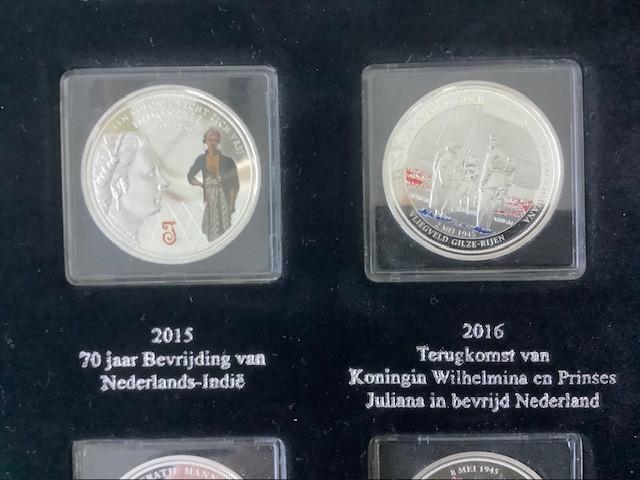 Cassette met 9 penningen “De Nationale Bevrijdingsmunten”.