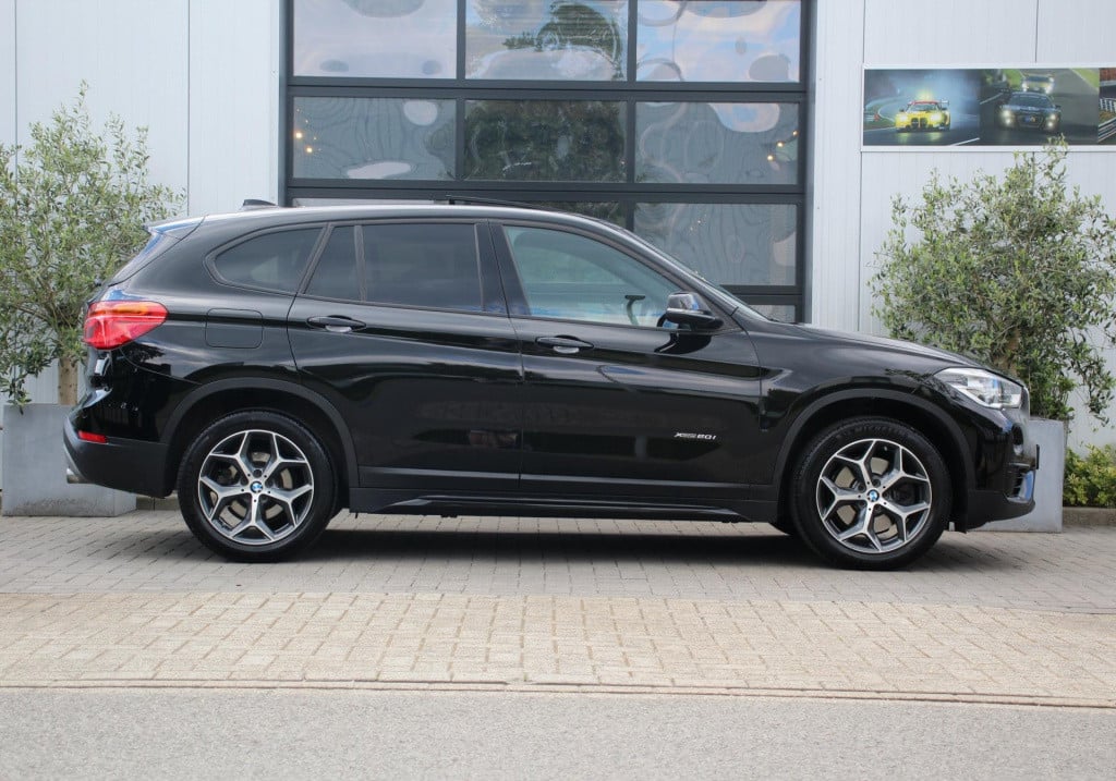 BMW X1 xdrive20i sport line automaat - led - pano - navi - stoel verw - cru