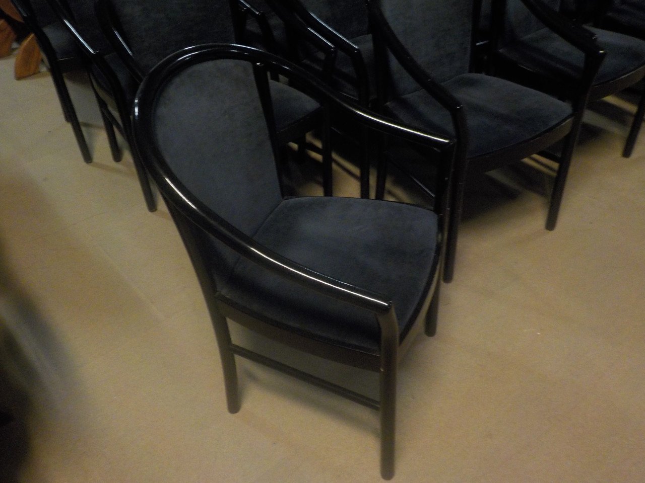 12 zwarte arm leuning stoelen in goede staat  voor 50 euro opruimprijs