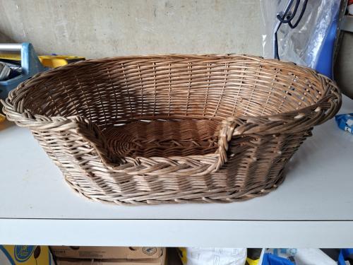 Te koop mooie rieten hondenmand
