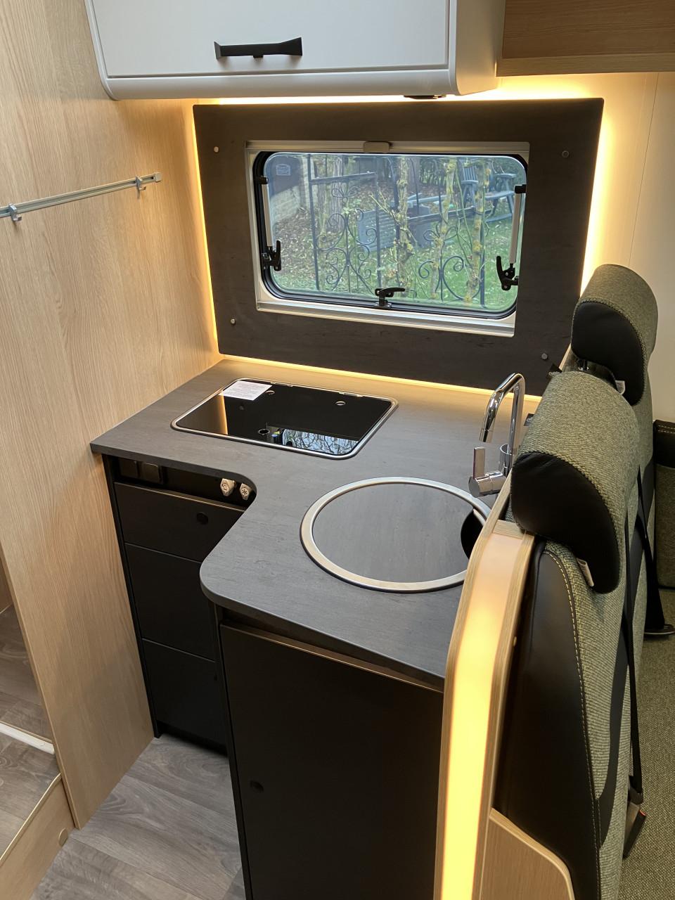 Prachtige 4 pers. camper huren / te huur. & Te koop jonge camper Automaat !