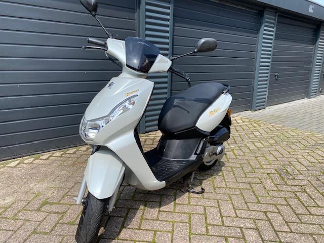 Schitterende en goeie peugot kisbee 4 takt weinig km 3099 nu